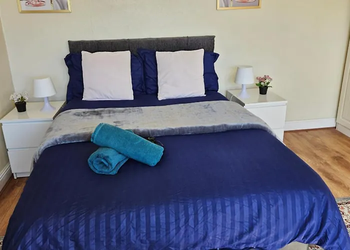 Homely Double Bed, Tv, Wi-fi And Garden