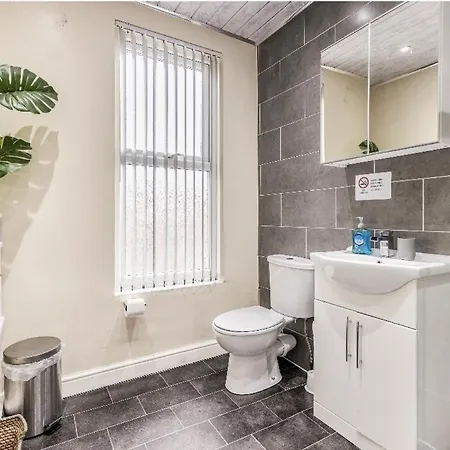 Konukevi Homely Double Bed, Tv, Wi-fi And Garden Leeds (West Yorkshire)