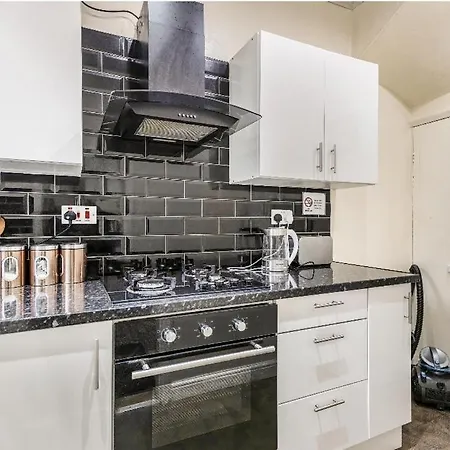 Konukevi Homely Double Bed, Tv, Wi-fi And Garden Leeds (West Yorkshire)