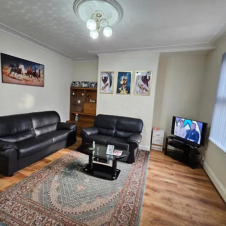 بيت ضيافة Homely Double Bed, Tv, Wi-fi And Garden