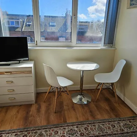 Konukevi Homely Double Bed, Tv, Wi-fi And Garden Leeds (West Yorkshire)