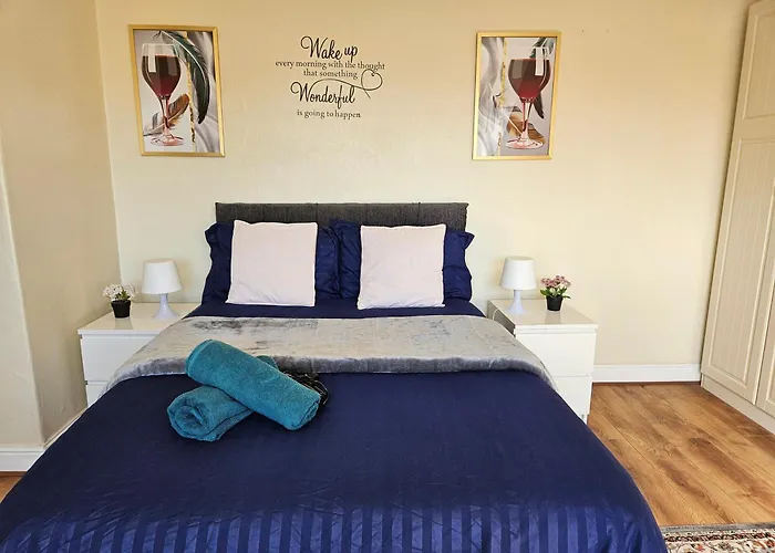 Homely Double Bed, Tv, Wi-fi And Garden 리즈